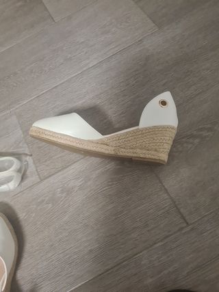 Zapatos cuña blancos - talla 40 
Cuña de 6,5 cm