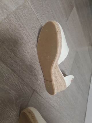 Zapatos cuña blancos - talla 40 
Cuña de 6,5 cm