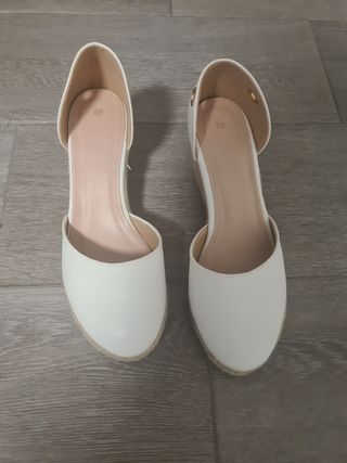 Zapatos cuña blancos - talla 40 
Cuña de 6,5 cm