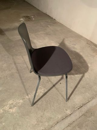 Silla Enea Lotus - Gris grafito asiento tapizado.