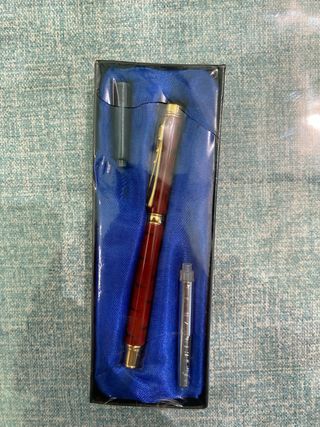 Pluma estilográfica rojo con rayas negras