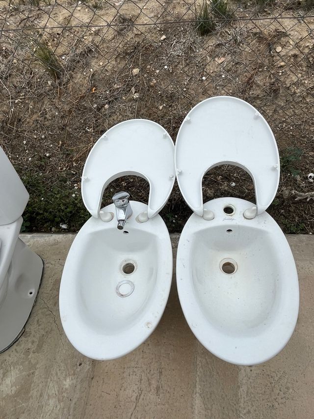 2 Bidés Cerámica Blancos uno con grifo precio los.