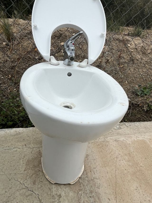 2 Bidés Cerámica Blancos uno con grifo precio los.