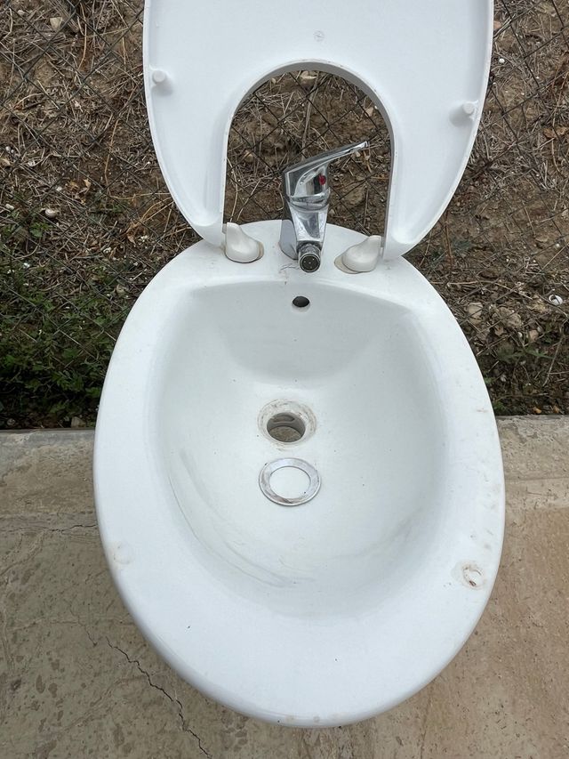 2 Bidés Cerámica Blancos uno con grifo precio los.