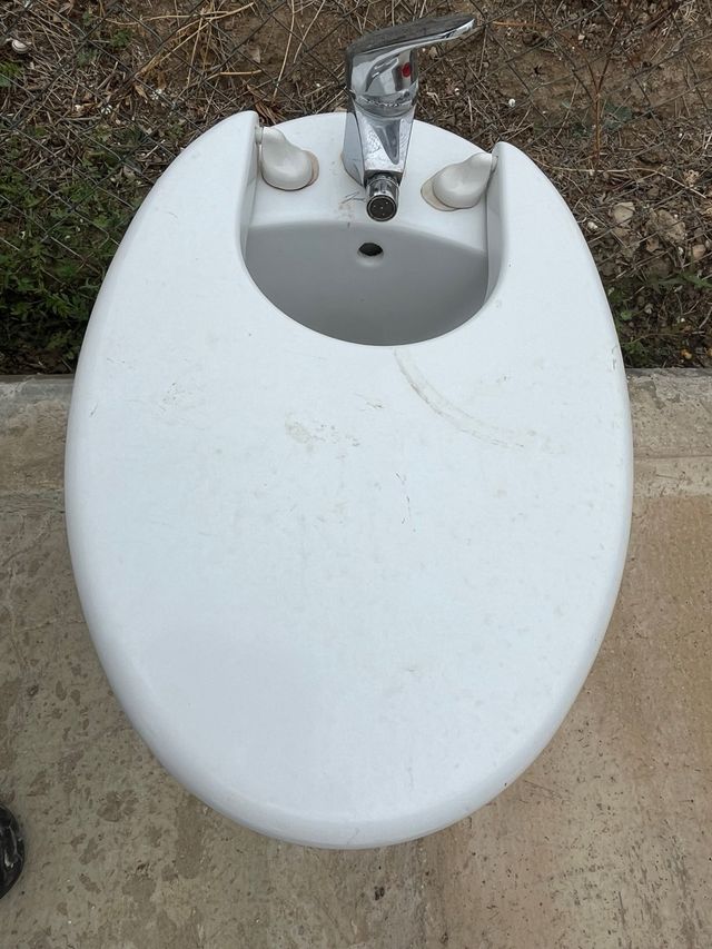 2 Bidés Cerámica Blancos uno con grifo precio los.