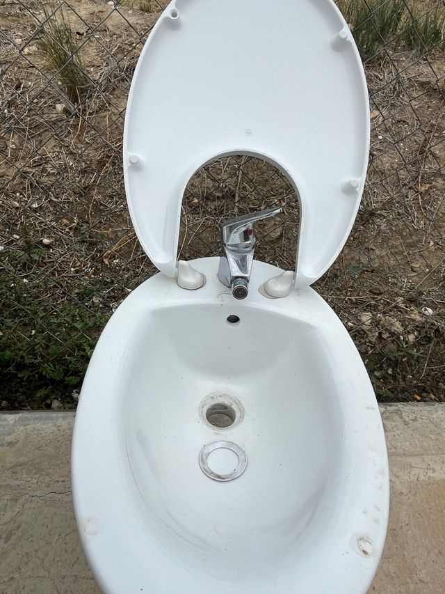 2 Bidés Cerámica Blancos uno con grifo precio los.