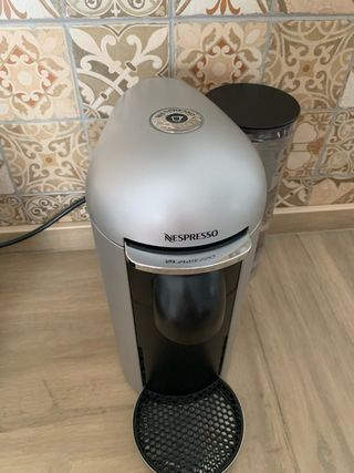 Cafetera Nespresso vertuo plus c