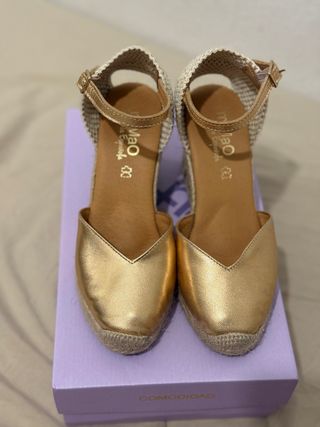   Zapatos cuña dorados de piel