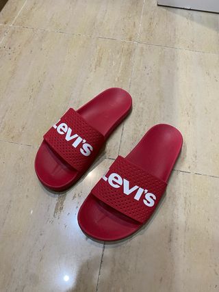 Chanclas Levi's rojas