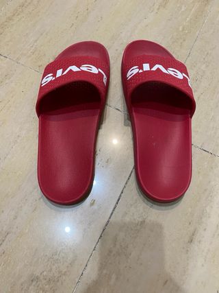 Chanclas Levi's rojas
