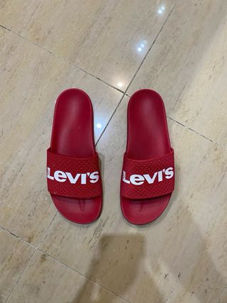 Chanclas Levi's rojas