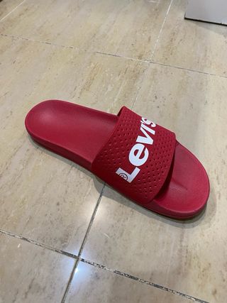 Chanclas Levi's rojas