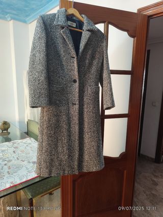 Elegante Abrigo de lana largo blanco y negro.