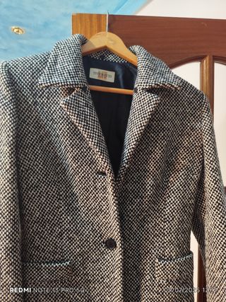 Elegante Abrigo de lana largo blanco y negro.