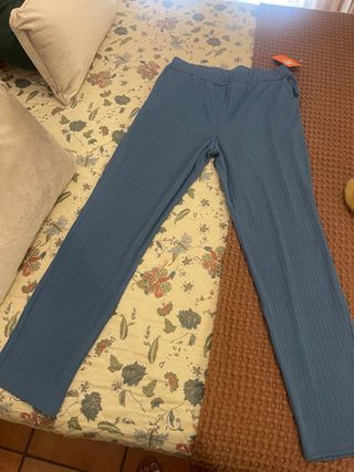 Conjunto pantalon y camiseta.