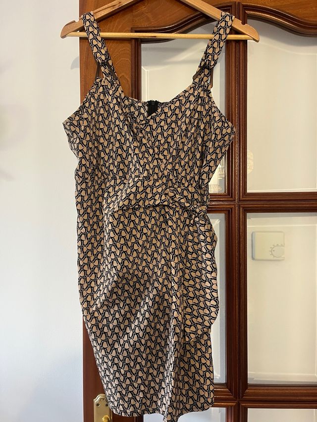 Vestido corto beige y negro