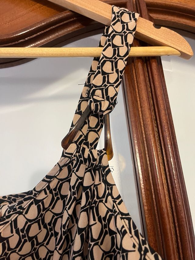 Vestido corto beige y negro