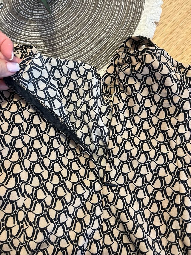 Vestido corto beige y negro