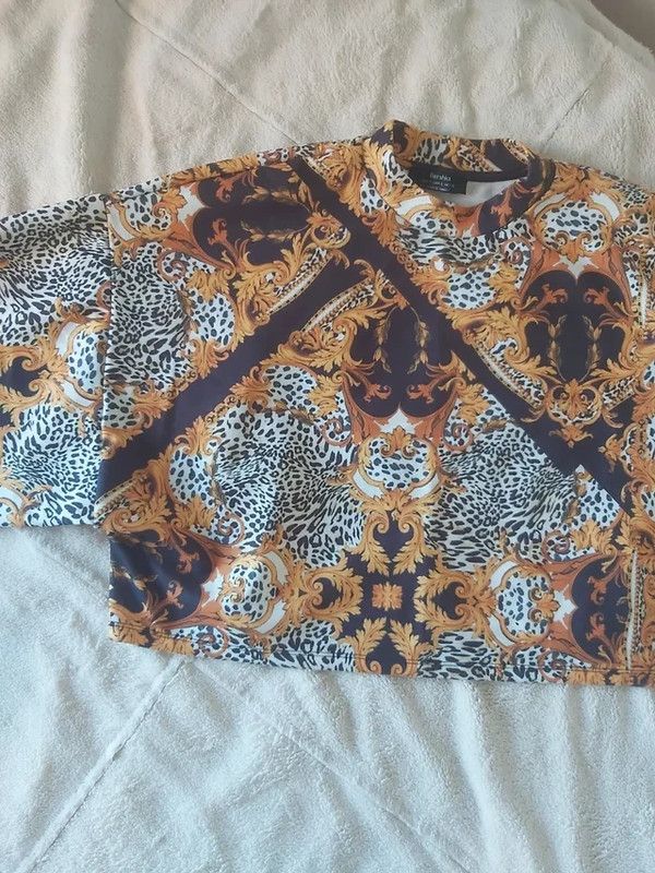 Top Bershka estampado dorado