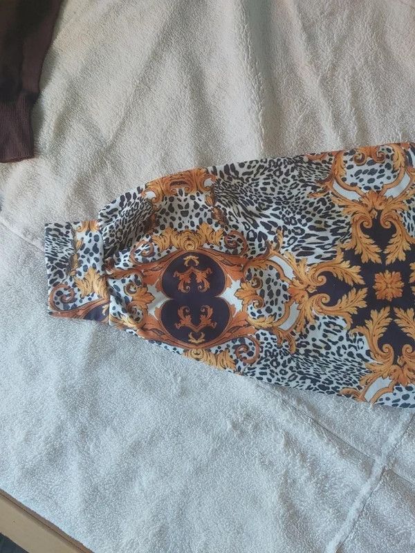 Top Bershka estampado dorado