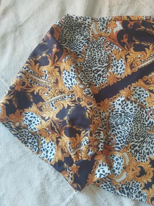 Top Bershka estampado dorado