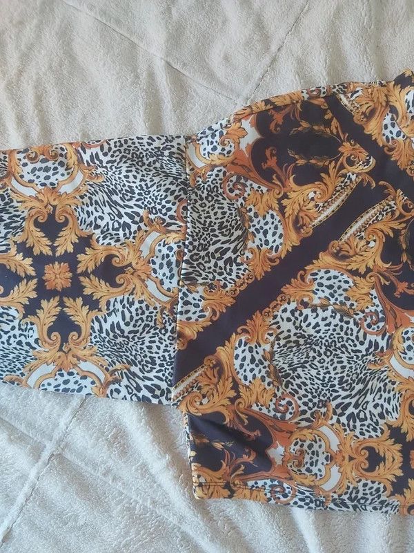 Top Bershka estampado dorado