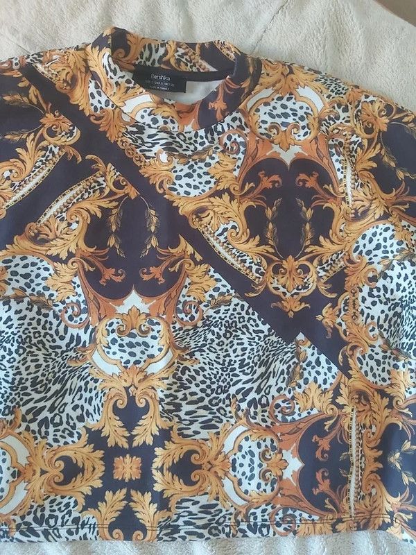 Top Bershka estampado dorado