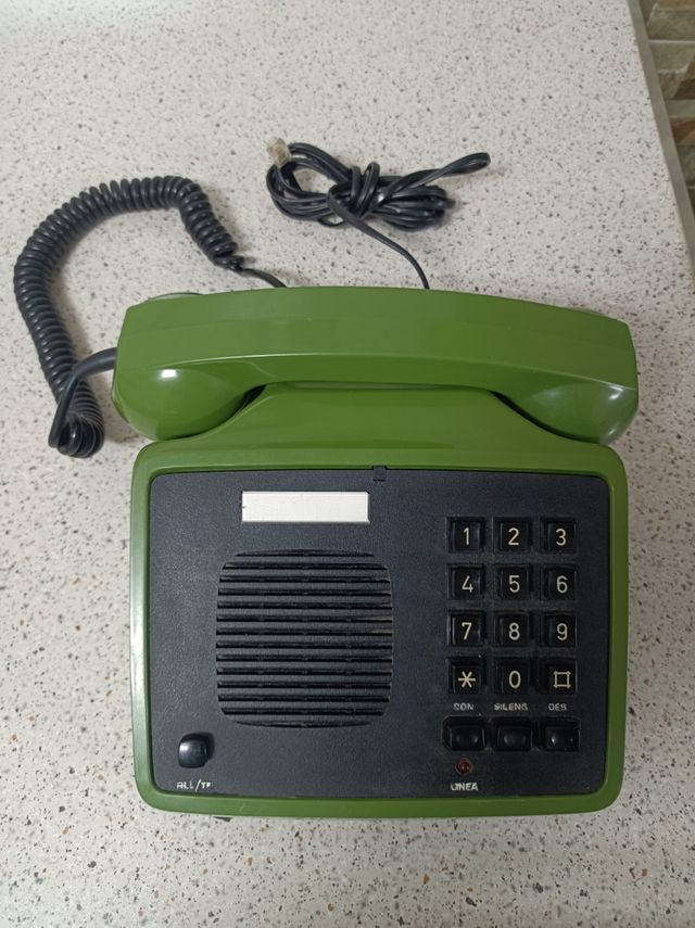 Teléfono fijo antiguo verde