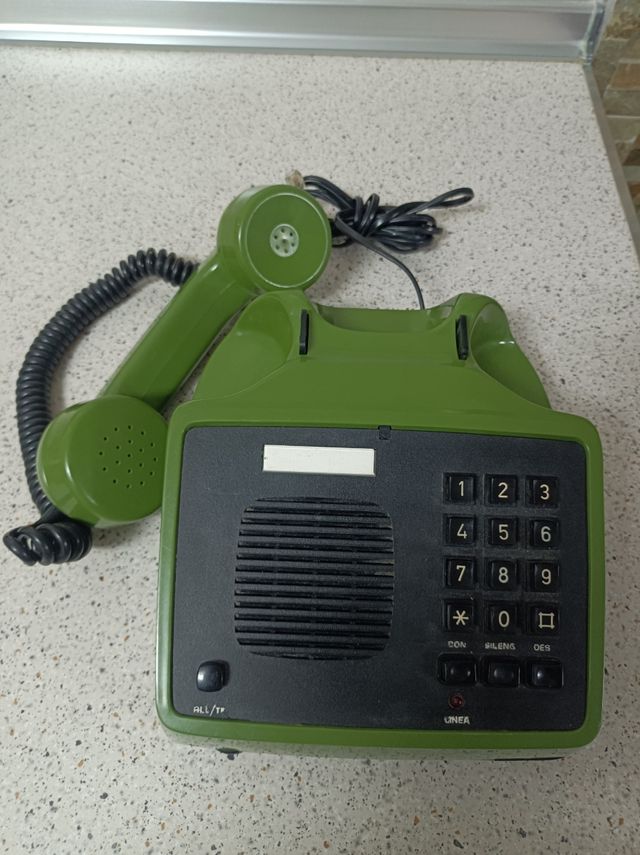 Teléfono fijo antiguo verde