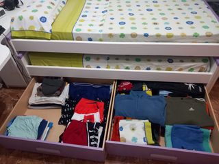 Litera infantil blanca y morada