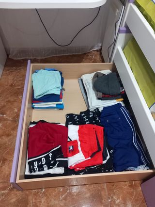 Litera infantil blanca y morada