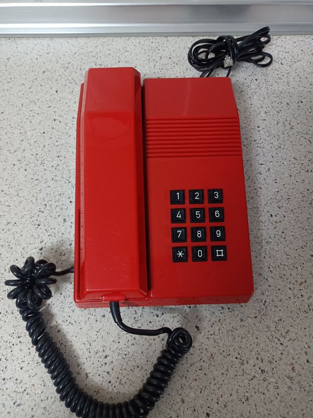 Teléfono fijo rojo antiguo