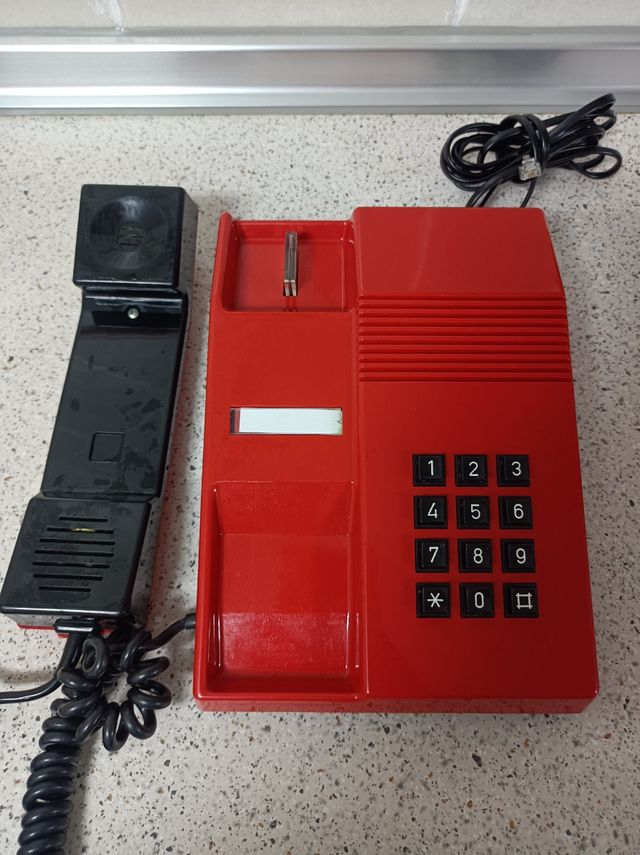 Teléfono fijo rojo antiguo