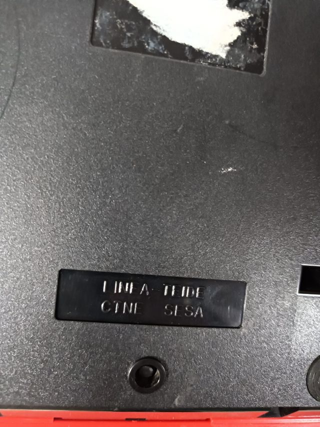 Teléfono fijo rojo antiguo