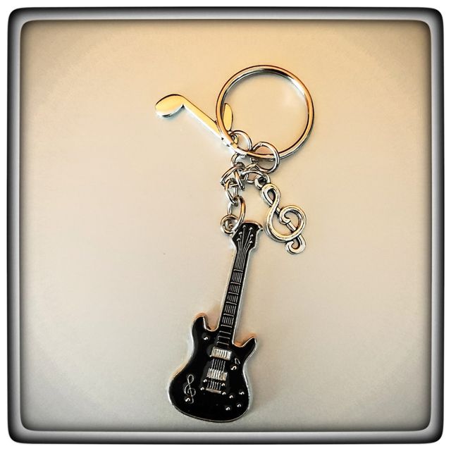 Llavero con forma de guitarra eléctrica