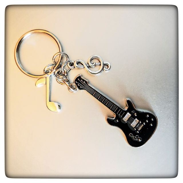 Llavero con forma de guitarra eléctrica