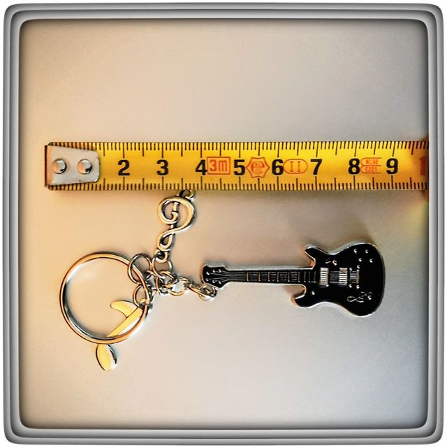 Llavero con forma de guitarra eléctrica