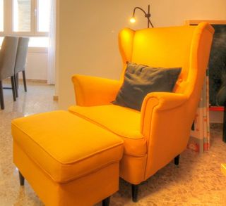 Sillón orejero IKEA amarillo + reposapiés stradmon