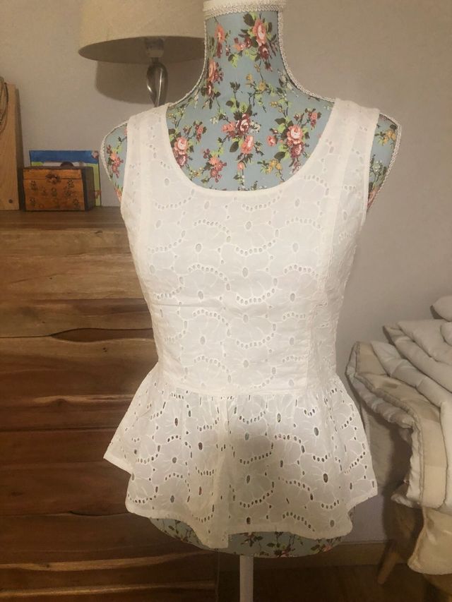 top con volante blanco