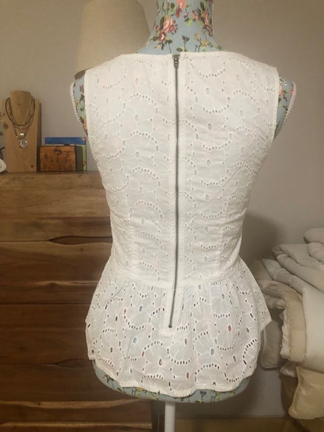 top con volante blanco