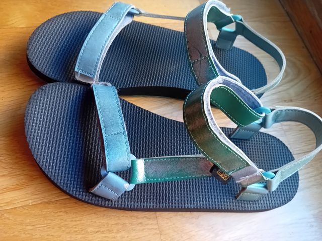 Sandalias Teva azules y verdes