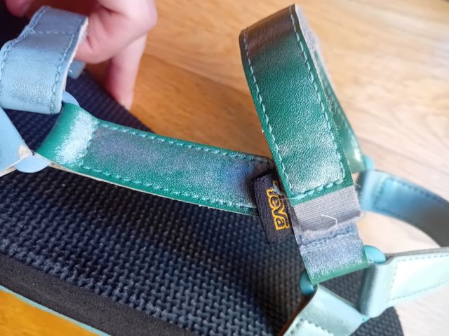 Sandalias Teva azules y verdes