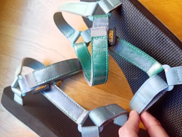 Sandalias Teva azules y verdes