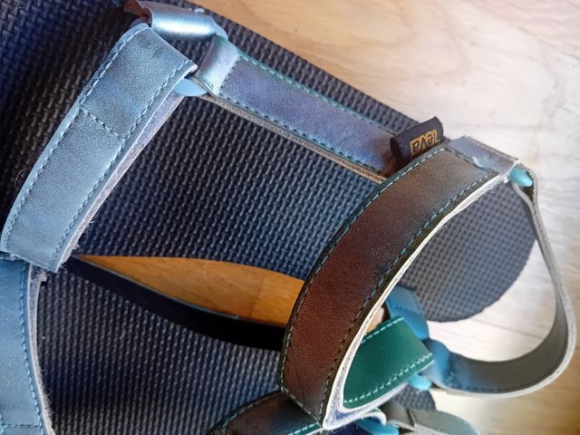 Sandalias Teva azules y verdes