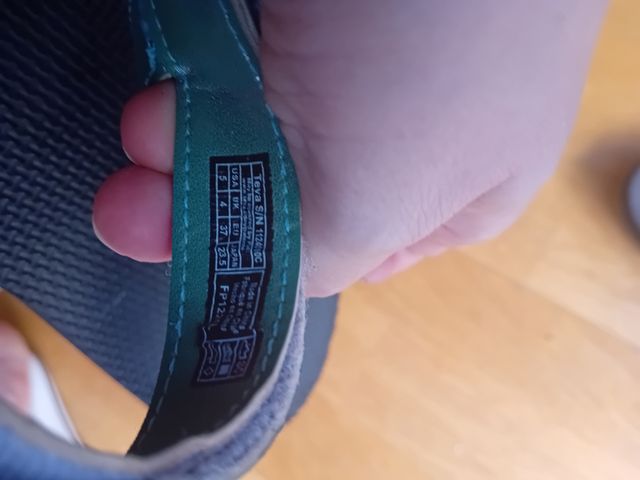 Sandalias Teva azules y verdes