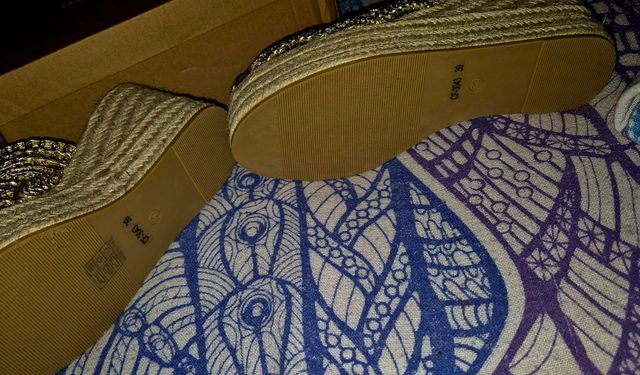 Sandalias cuña doradas Buonarotti