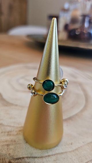 Anillo dorado con piedras verdes
