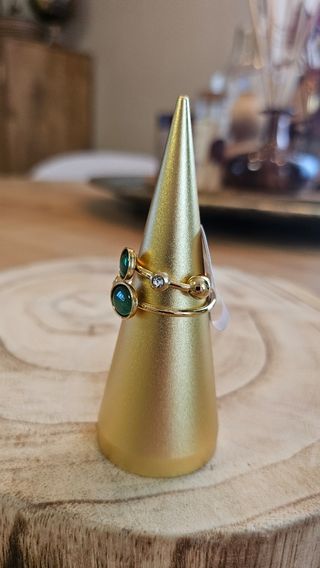 Anillo dorado con piedras verdes