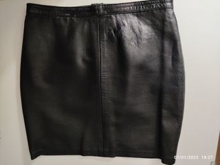 Falda negra piel - corta