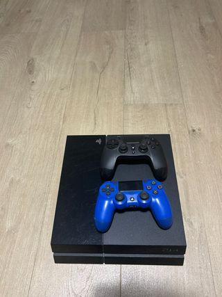 PS4 (PlayStation 4) + 2 mandos, uno no es original